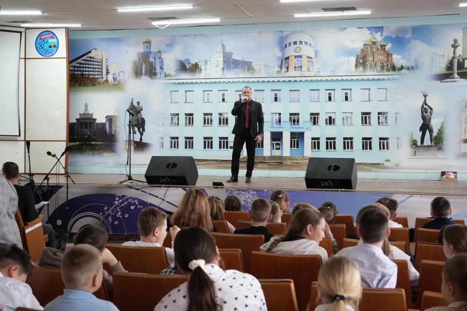 «Вместе весело поём»: артисты филармонии подарили праздник ученикам 26-й школы «Вместе весело поём»: артисты филармонии подарили праздник ученикам 26-й школы