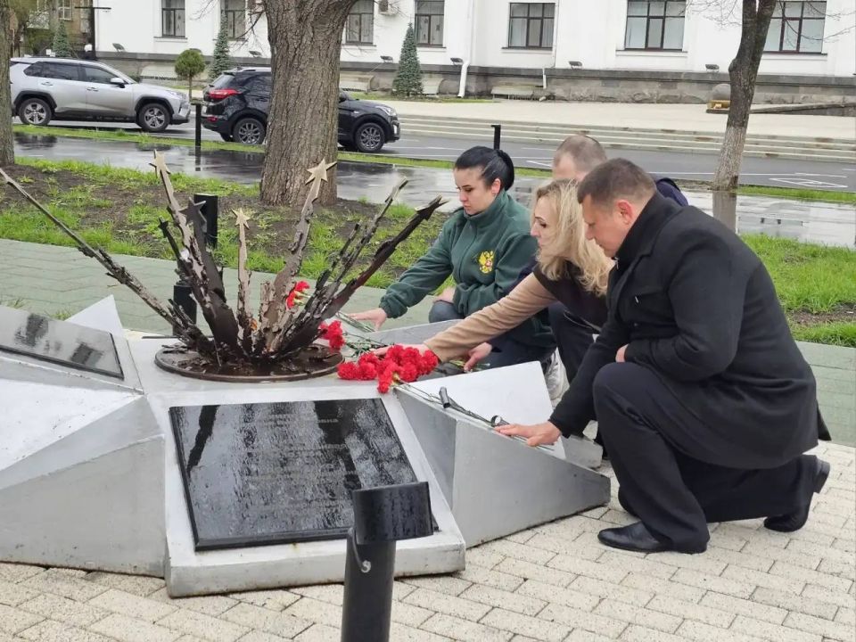 Сегодня в ЛНР чтят память жертв украинской агрессии Сегодня в ЛНР чтят память жертв украинской агрессии