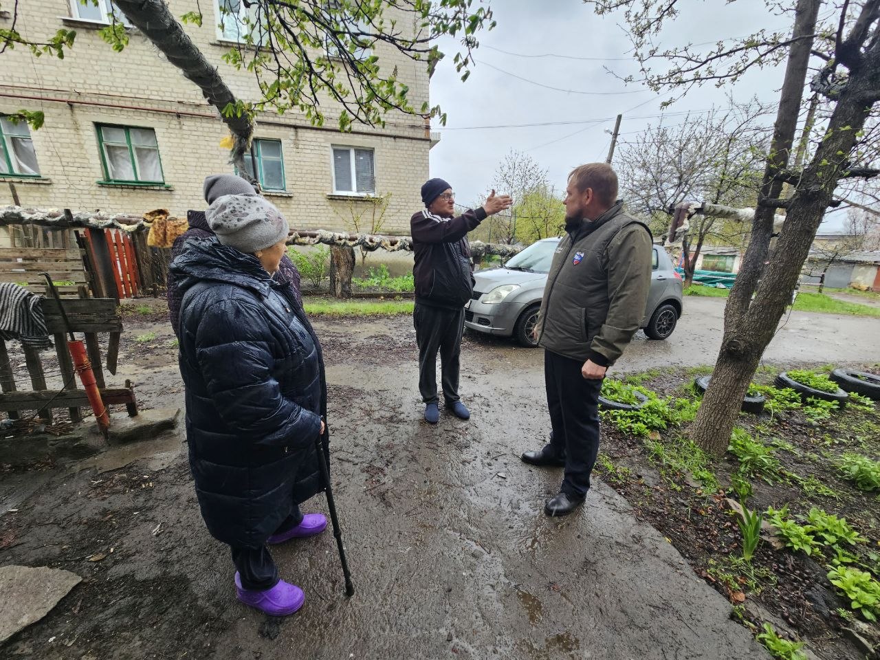 Денис Колесников: Как и было запланировано на первой встрече с инициативными группами жильцов домов, пострадавших 8 апреля в ходе атак украинских БПЛА, сегодня по поручению председателя НС ЛНР Мирошниченко Д.Н. и депутата... Денис Колесников: Как и было запланировано на первой встрече с инициативными группами жильцов домов, пострадавших 8 апреля в ходе атак украинских БПЛА, сегодня по поручению председателя НС ЛНР Мирошниченко Д.Н. и депутата...