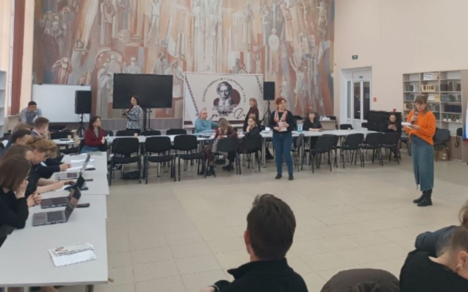 Педагоги Алчевской детской художественной школы представили проект на интенсиве Президентского фонда культурных инициатив Педагоги Алчевской детской художественной школы представили проект на интенсиве Президентского фонда культурных инициатив