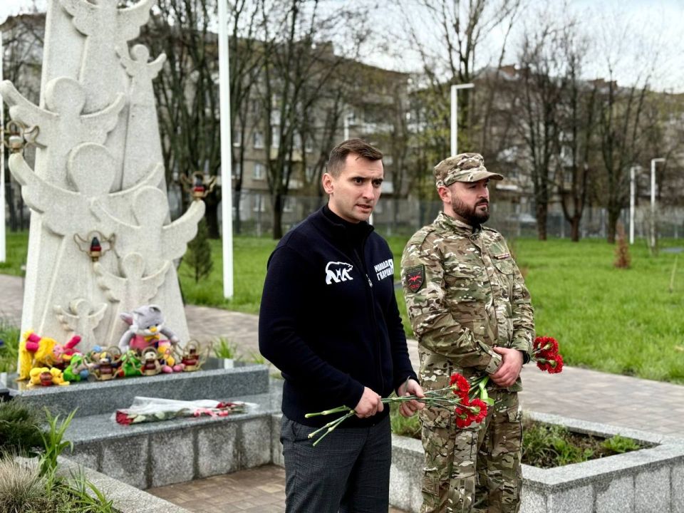 Молодогвардейцы почтили память погибших детей в День жертв украинской агрессии Молодогвардейцы почтили память погибших детей в День жертв украинской агрессии