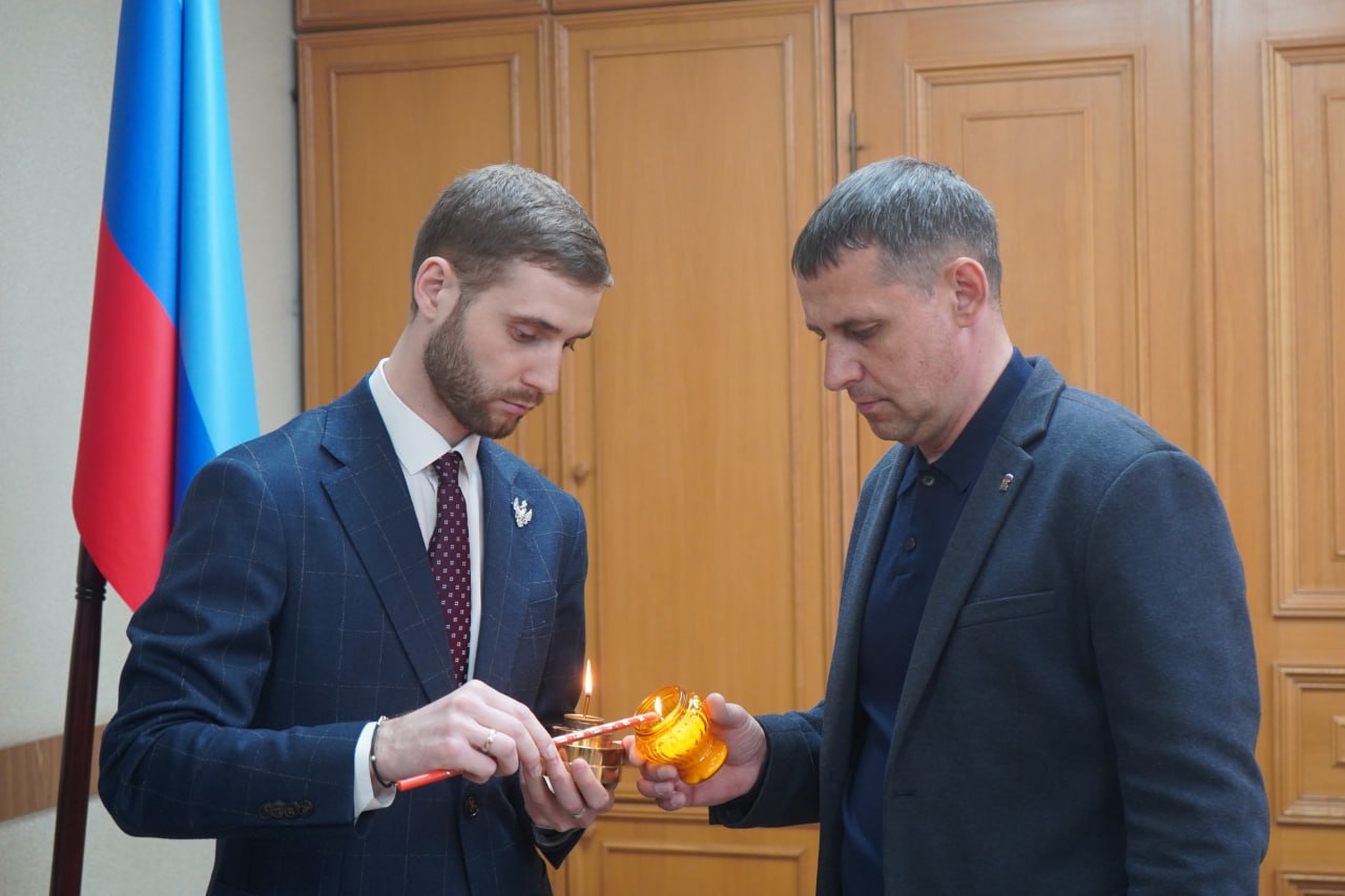 С первым заместителем Главы Администрации Романом Беловолом, Председателем Совета Свердловского муниципального округа Борисом Семиошко встретились с представителем Международного центра «Святые Лавры Руси Православной»... С первым заместителем Главы Администрации Романом Беловолом, Председателем Совета Свердловского муниципального округа Борисом Семиошко встретились с представителем Международного центра «Святые Лавры Руси Православной»...