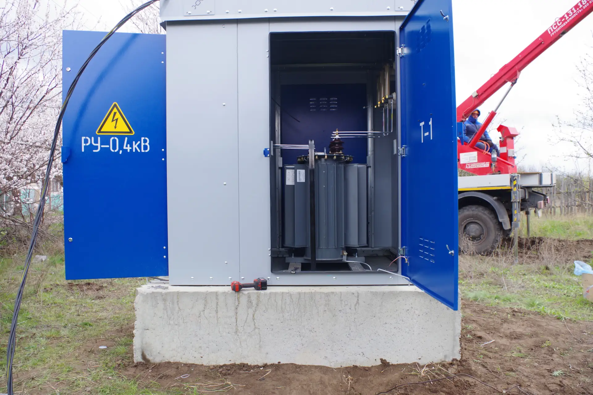 В селе Трехизбенка в рамках народной программы "Единой России" и реализации специального инфраструктурного проекта силами подрядной организации АО СК «Алтайкрайэнерго» завершили монтаж новой трансформаторной подстанции