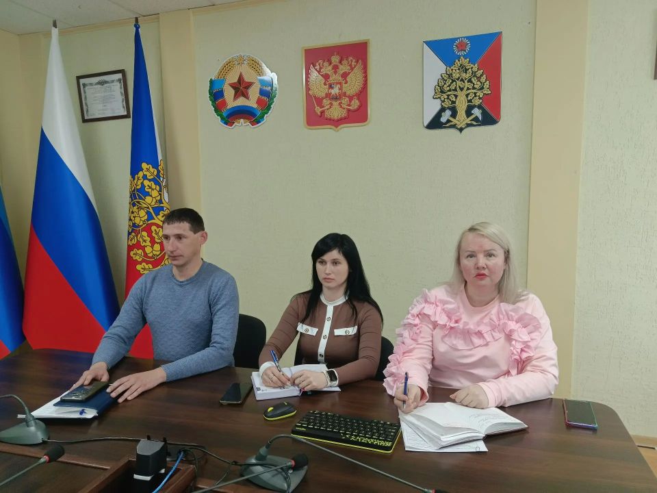 Сегодня в Ровеньках состоялась встреча с волонтёрами, посвящённая подготовке к Всероссийскому голосованию за объекты, которые будут благоустроены в 2027 году Сегодня в Ровеньках состоялась встреча с волонтёрами, посвящённая подготовке к Всероссийскому голосованию за объекты, которые будут благоустроены в 2027 году