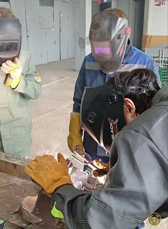 А у будущих сварщиков уже вовсю идет практика