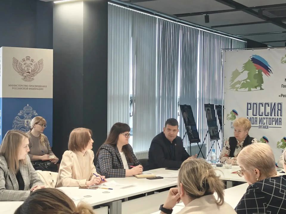 В Луганске обсудили будущее школьных музеев В Луганске обсудили будущее школьных музеев