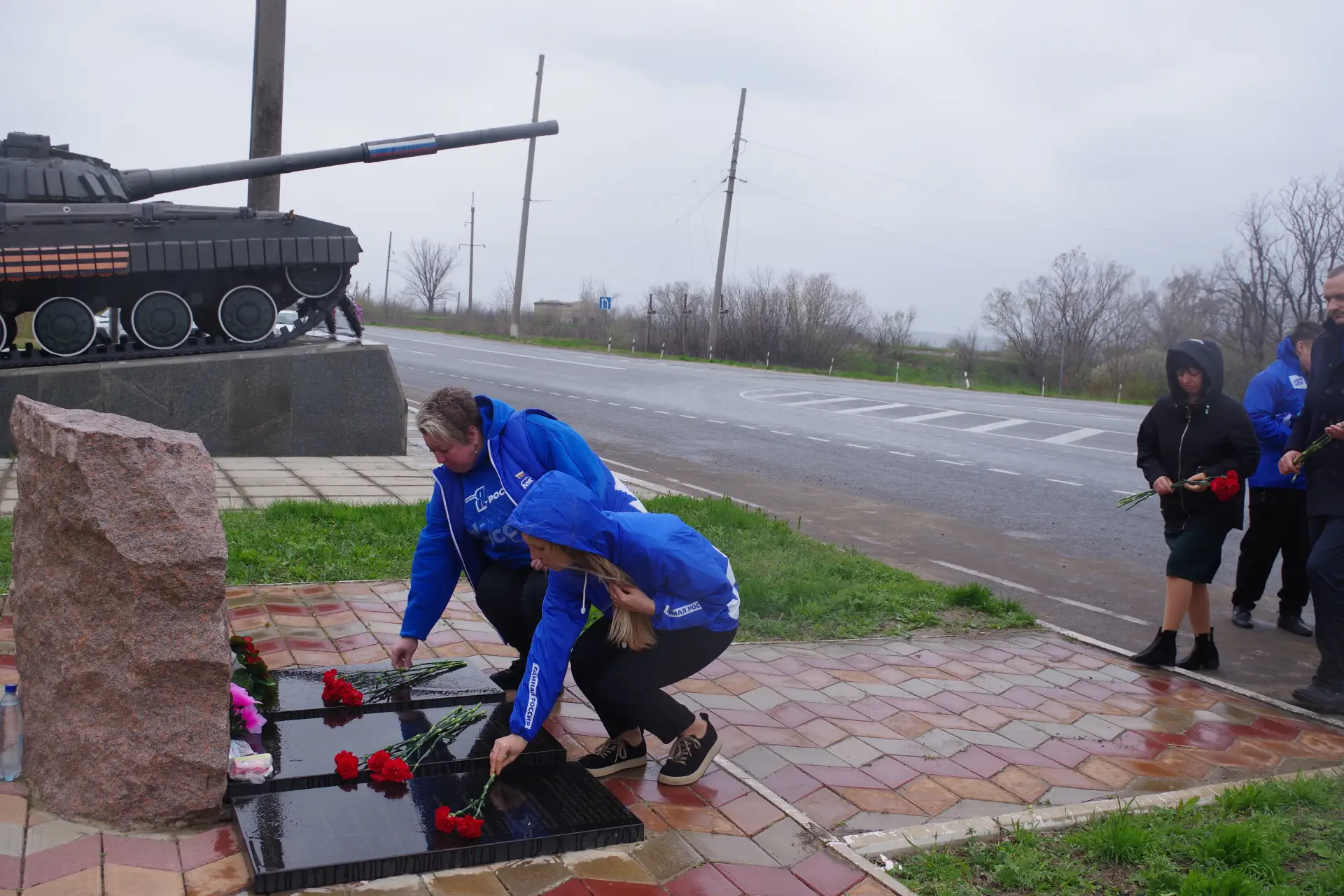 В Славяносербске почтили память жертв украинской агрессии В Славяносербске почтили память жертв украинской агрессии