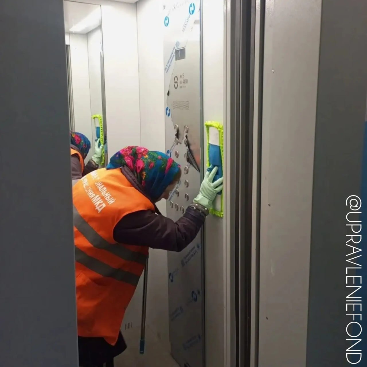 Работники Луганского филиала навели порядок в лифтах МКД на улице Фрунзе и улице Советской Работники Луганского филиала навели порядок в лифтах МКД на улице Фрунзе и улице Советской