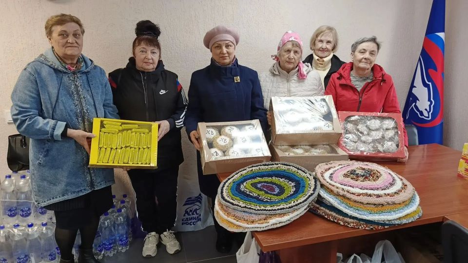 Единороссы Славяносербщины передали военнослужащим куличи и сладости Единороссы Славяносербщины передали военнослужащим куличи и сладости