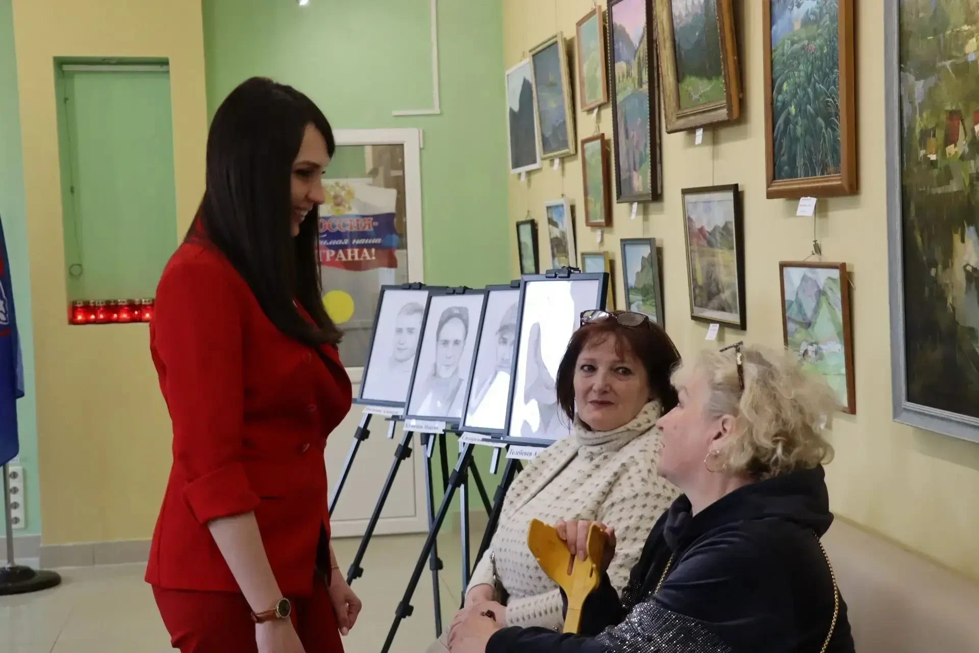 В Северодонецкой галерее искусств открылась выставка графических портретов «СВОИ ГЕРОИ» В Северодонецкой галерее искусств открылась выставка графических портретов «СВОИ ГЕРОИ»