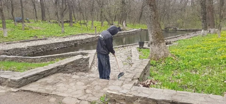 Сегодня, волонтерские отряды общеобразовательных учреждений города Ровеньки приняли участие в благоустройстве парка им.Героев Сегодня, волонтерские отряды общеобразовательных учреждений города Ровеньки приняли участие в благоустройстве парка им.Героев