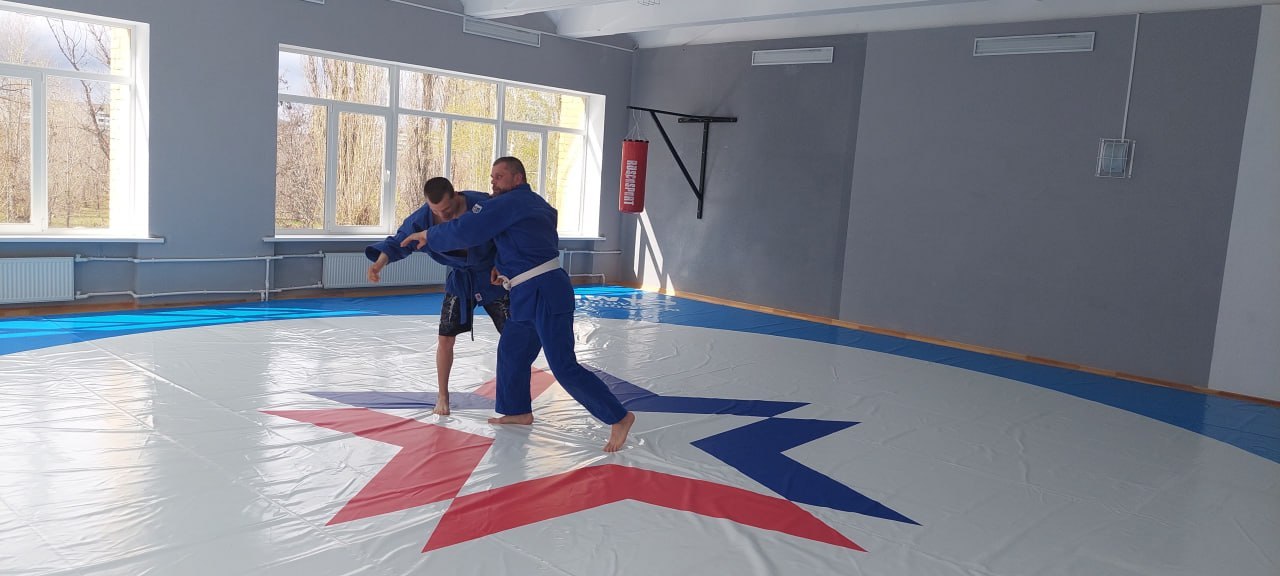 Депутат городского совета от партии «Единая Россия», координатор проектов «Выбор сильных» и «Детский спорт» Андрей Кузнецов провел встречу с учителями физической культуры г. Рубежного в рамках Всероссийского... Депутат городского совета от партии «Единая Россия», координатор проектов «Выбор сильных» и «Детский спорт» Андрей Кузнецов провел встречу с учителями физической культуры г. Рубежного в рамках Всероссийского...