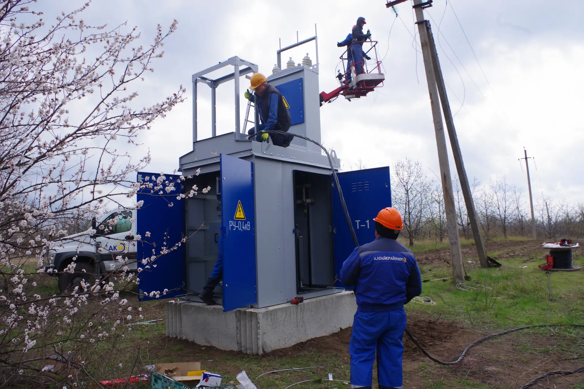 В селе Трехизбенка в рамках народной программы "Единой России" и реализации специального инфраструктурного проекта силами подрядной организации АО СК «Алтайкрайэнерго» завершили монтаж новой трансформаторной подстанции В селе Трехизбенка в рамках народной программы "Единой России" и реализации специального инфраструктурного проекта силами подрядной организации АО СК «Алтайкрайэнерго» завершили монтаж новой трансформаторной подстанции