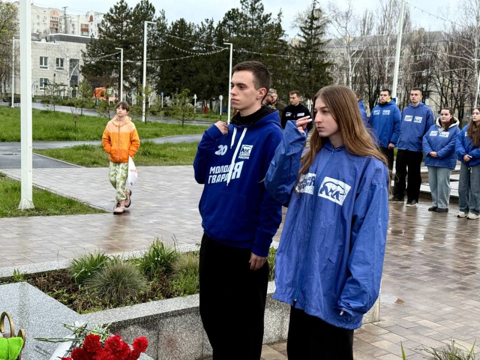 Молодогвардейцы почтили память погибших детей в День жертв украинской агрессии Молодогвардейцы почтили память погибших детей в День жертв украинской агрессии