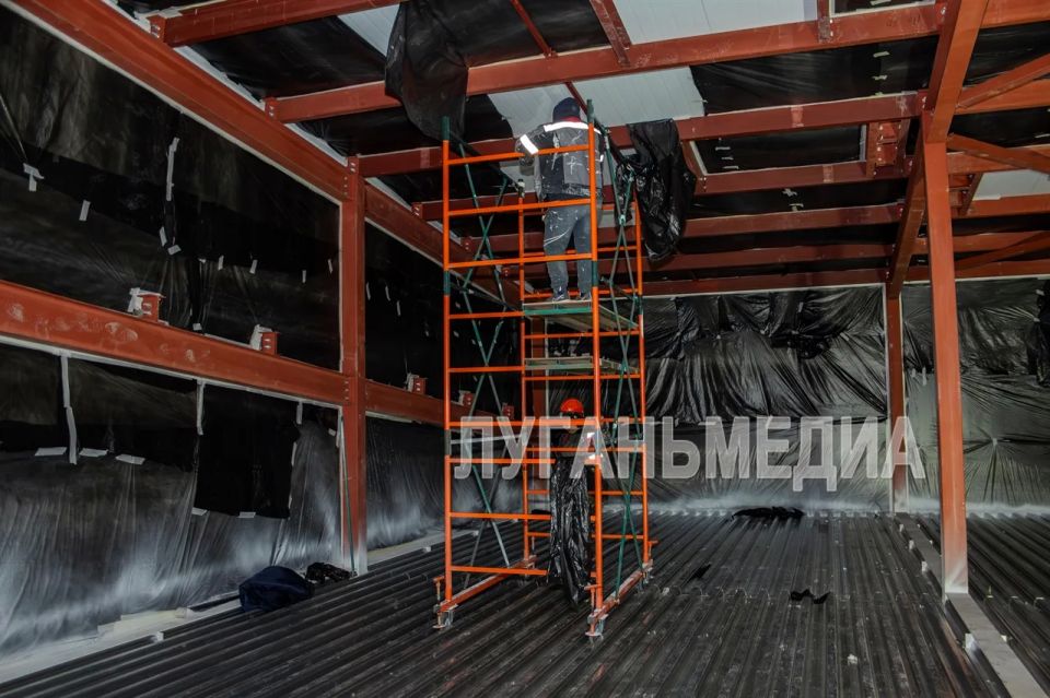 В Луганске продолжается строительство нового модульного бассейна В Луганске продолжается строительство нового модульного бассейна