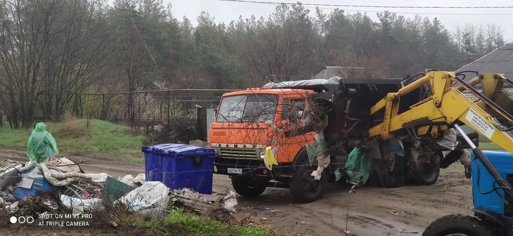 Сегодня работники МУП «Энергобытсервис Станично-Луганского района» выполняют работы по ликвидации стихийной свалки по адресу: пгт Станица Луганская, ул. Шевченко (район кладбища) Сегодня работники МУП «Энергобытсервис Станично-Луганского района» выполняют работы по ликвидации стихийной свалки по адресу: пгт Станица Луганская, ул. Шевченко (район кладбища)