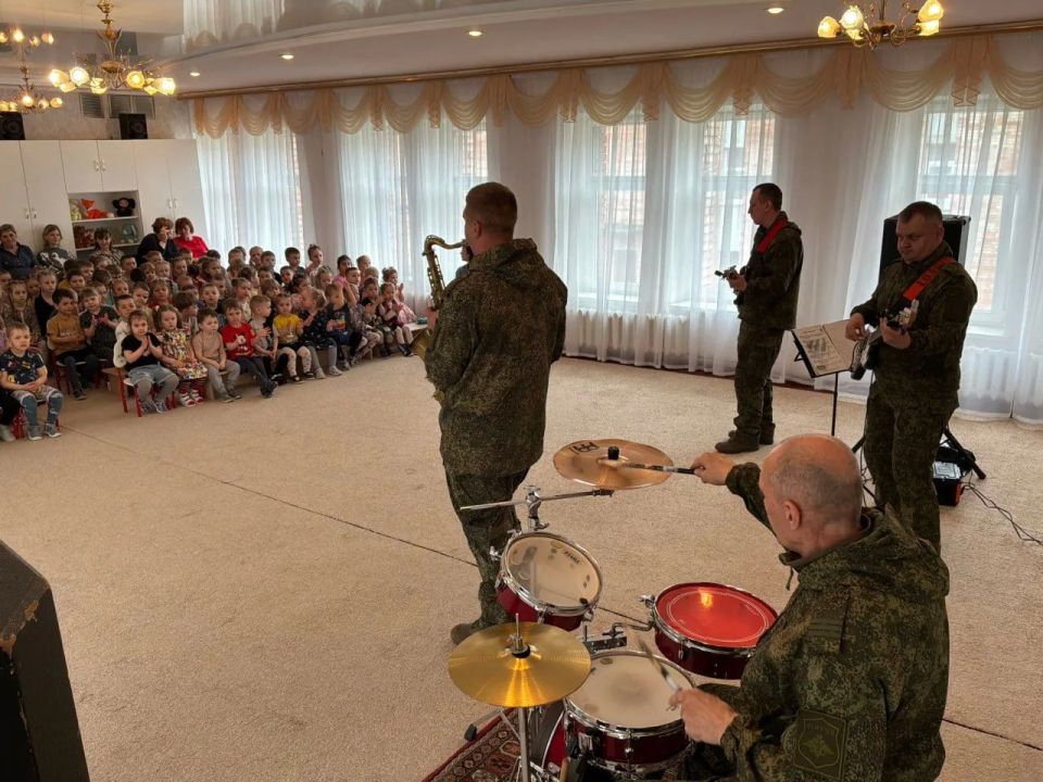 Военный оркестр 6-й бригады управления дарит радость детям ЛНР Военный оркестр 6-й бригады управления дарит радость детям ЛНР