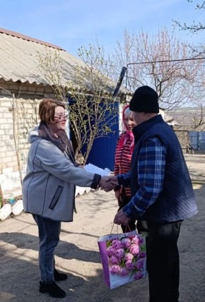 Глава Троицкого муниципального округа поздравила участника Великой Отечественной войны с 82-летием