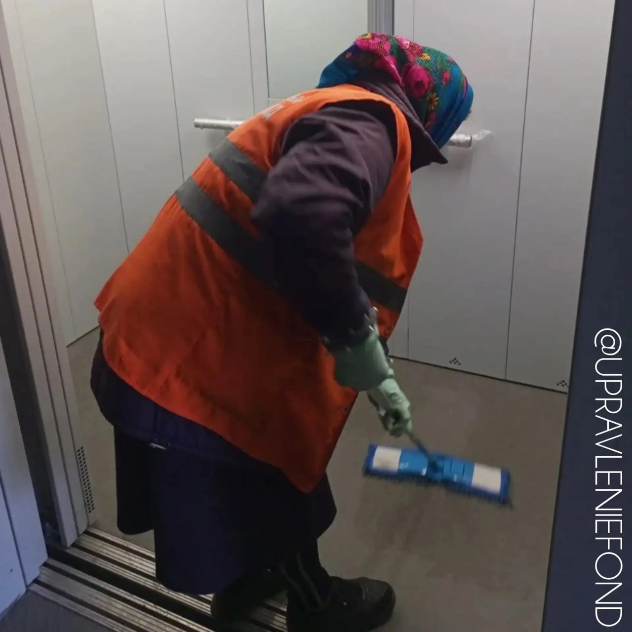 Работники Луганского филиала навели порядок в лифтах МКД на улице Фрунзе и улице Советской Работники Луганского филиала навели порядок в лифтах МКД на улице Фрунзе и улице Советской