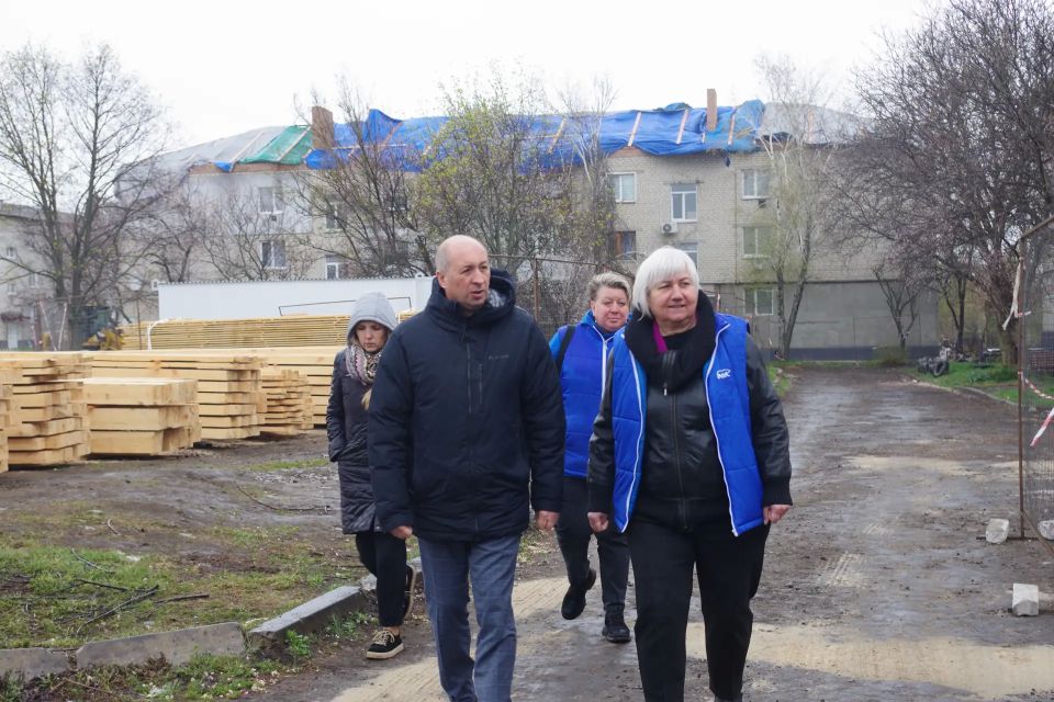 Глава Славяносербского муниципального округа, член политсовета местного отделения партии «Единая Россия» Сергей Крамаренко и секретарь Славяносербского местного отделения партии «Единая Россия», депутат Народного Совета ЛНР... Глава Славяносербского муниципального округа, член политсовета местного отделения партии «Единая Россия» Сергей Крамаренко и секретарь Славяносербского местного отделения партии «Единая Россия», депутат Народного Совета ЛНР...