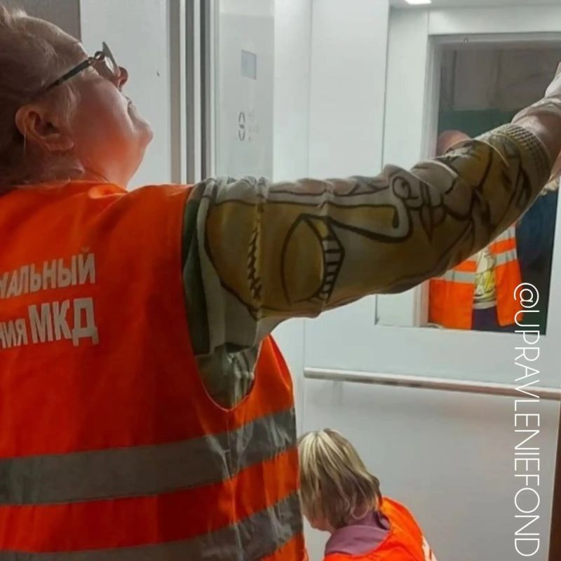 Работники Луганского филиала навели порядок в лифтах МКД на улице Фрунзе и улице Советской Работники Луганского филиала навели порядок в лифтах МКД на улице Фрунзе и улице Советской