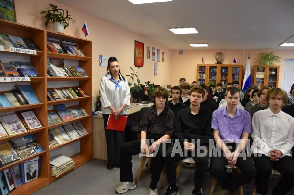 Школьники Первомайска побывали на мастер-классе от главного редактора газеты «Наш Первомайск» ГБУ ЛНР «ЛУГАНЬМЕДИА» Школьники Первомайска побывали на мастер-классе от главного редактора газеты «Наш Первомайск» ГБУ ЛНР «ЛУГАНЬМЕДИА»