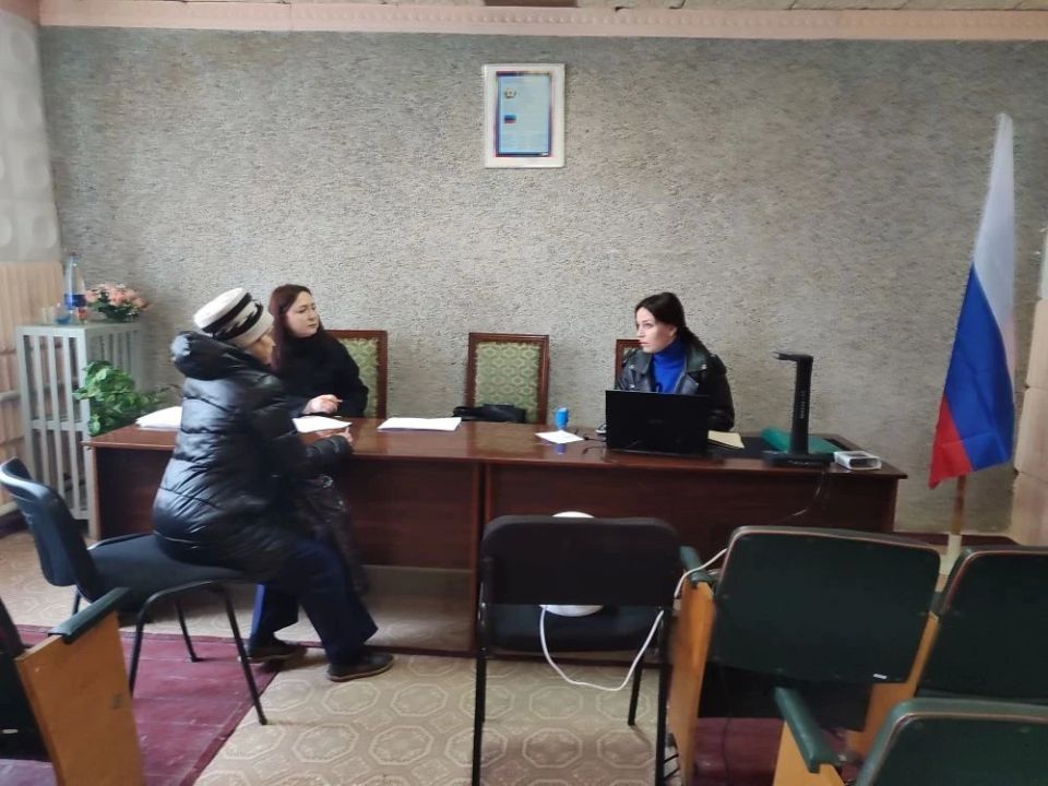 Сегодня состоялся выездной приём ППК «Роскадастр» г. Луганск в пгт. Запорожье городского округа города Красный Луч по ул. Карла Маркса, 6. Сотрудниками ППК «Роскадастр» было принято и сформировано 15 дел по вопросам... Сегодня состоялся выездной приём ППК «Роскадастр» г. Луганск в пгт. Запорожье городского округа города Красный Луч по ул. Карла Маркса, 6. Сотрудниками ППК «Роскадастр» было принято и сформировано 15 дел по вопросам...
