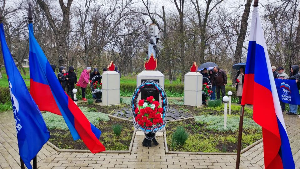 В городе Молодогвардейске почтили память жертв украинской агрессии В городе Молодогвардейске почтили память жертв украинской агрессии
