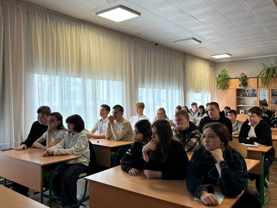 "Предательство": Фильм, заставляющий задуматься, показан восьмиклассникам Новоайдарской школы "Предательство": Фильм, заставляющий задуматься, показан восьмиклассникам Новоайдарской школы