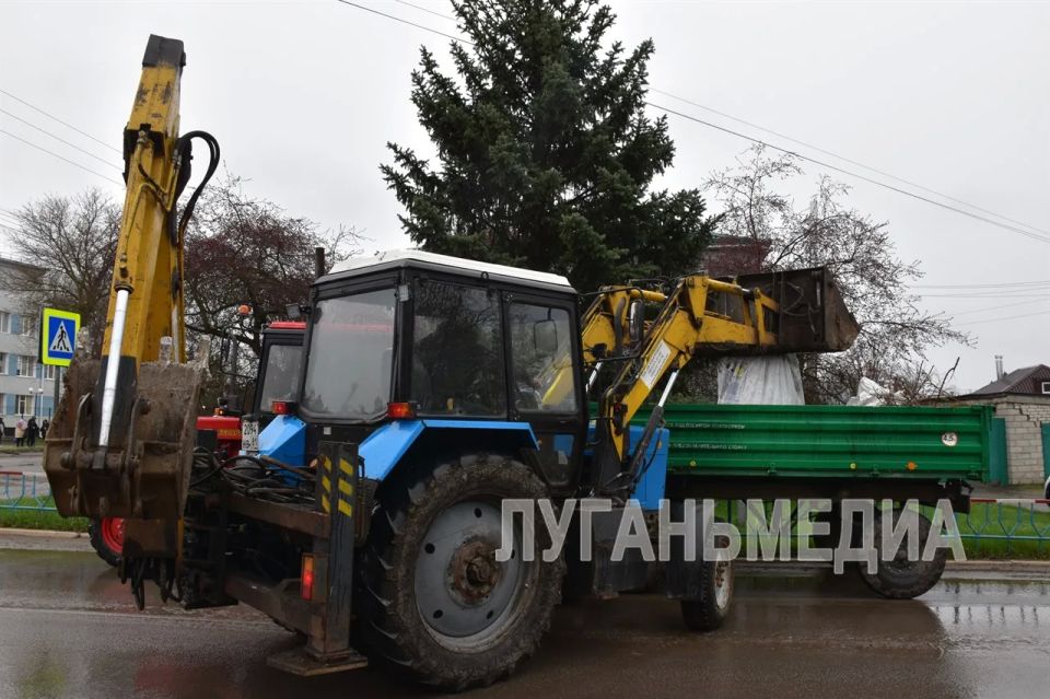 Коммунальная служба Белокуракино продолжает благоустраивать территорию округа Коммунальная служба Белокуракино продолжает благоустраивать территорию округа