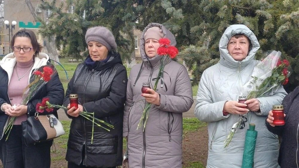 Ко Дню памяти жертв украинской агрессии в посёлке городского типа Дубовский состоялся митинг «Не забудем! Не простим!» Ко Дню памяти жертв украинской агрессии в посёлке городского типа Дубовский состоялся митинг «Не забудем! Не простим!»