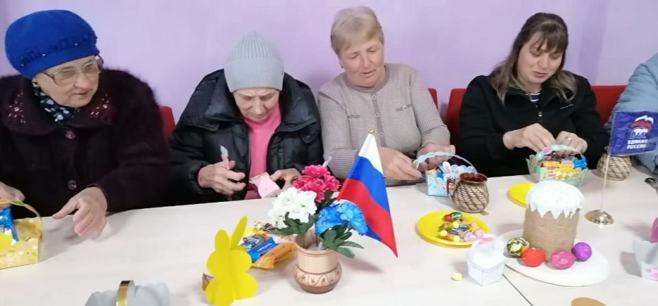 В канун Великой Пасхи активистка «Женского движения Единая Россия» Светлана Капаций с координатором парт проекта «Старшее поколение», депутатом Беловодского МО Николаем Кисилевым, секретарём первичного отделения «Единой... В канун Великой Пасхи активистка «Женского движения Единая Россия» Светлана Капаций с координатором парт проекта «Старшее поколение», депутатом Беловодского МО Николаем Кисилевым, секретарём первичного отделения «Единой...