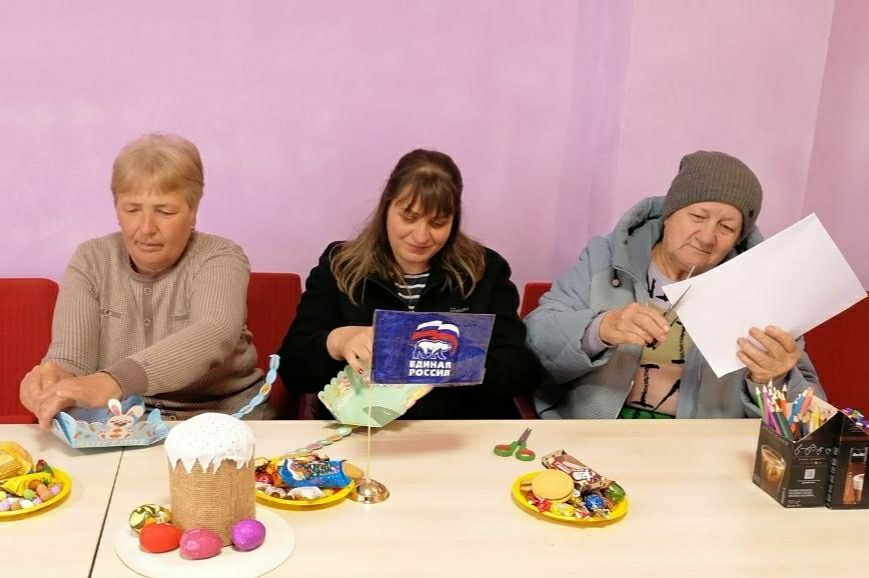 В канун Великой Пасхи активистка «Женского движения Единая Россия» Светлана Капаций с координатором парт проекта «Старшее поколение», депутатом Беловодского МО Николаем Кисилевым, секретарём первичного отделения «Единой... В канун Великой Пасхи активистка «Женского движения Единая Россия» Светлана Капаций с координатором парт проекта «Старшее поколение», депутатом Беловодского МО Николаем Кисилевым, секретарём первичного отделения «Единой...