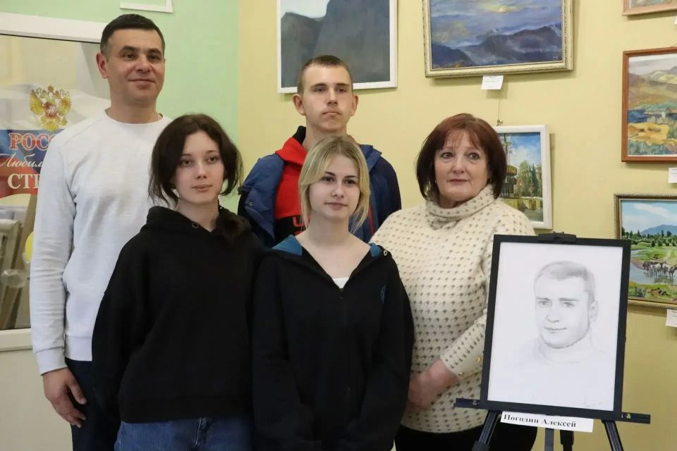 В Северодонецкой галерее искусств открылась выставка графических портретов «СВОИ ГЕРОИ» В Северодонецкой галерее искусств открылась выставка графических портретов «СВОИ ГЕРОИ»