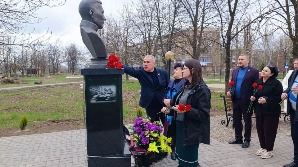 «Историческая память»: Юрий Юров передал два стенда Героев России в Первомайский музей «Историческая память»: Юрий Юров передал два стенда Героев России в Первомайский музей