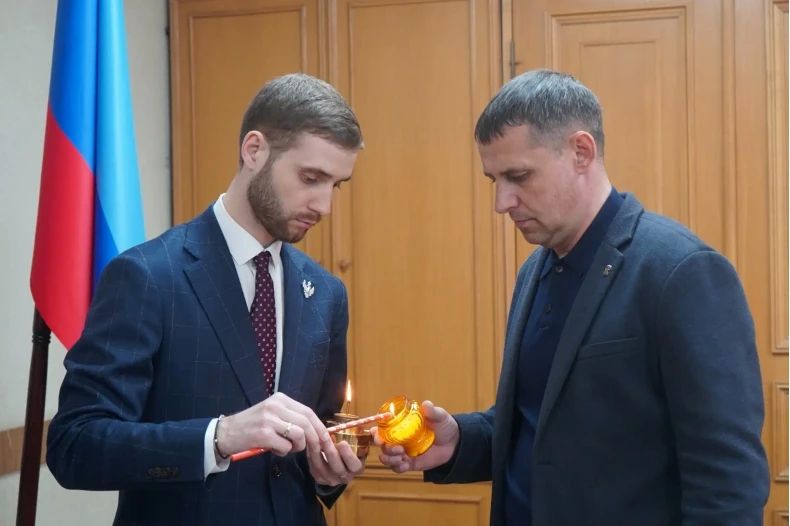 Общественник Иван Грива передал руководителям власти Свердловского муниципалитета «Благодатный огонь» Общественник Иван Грива передал руководителям власти Свердловского муниципалитета «Благодатный огонь»