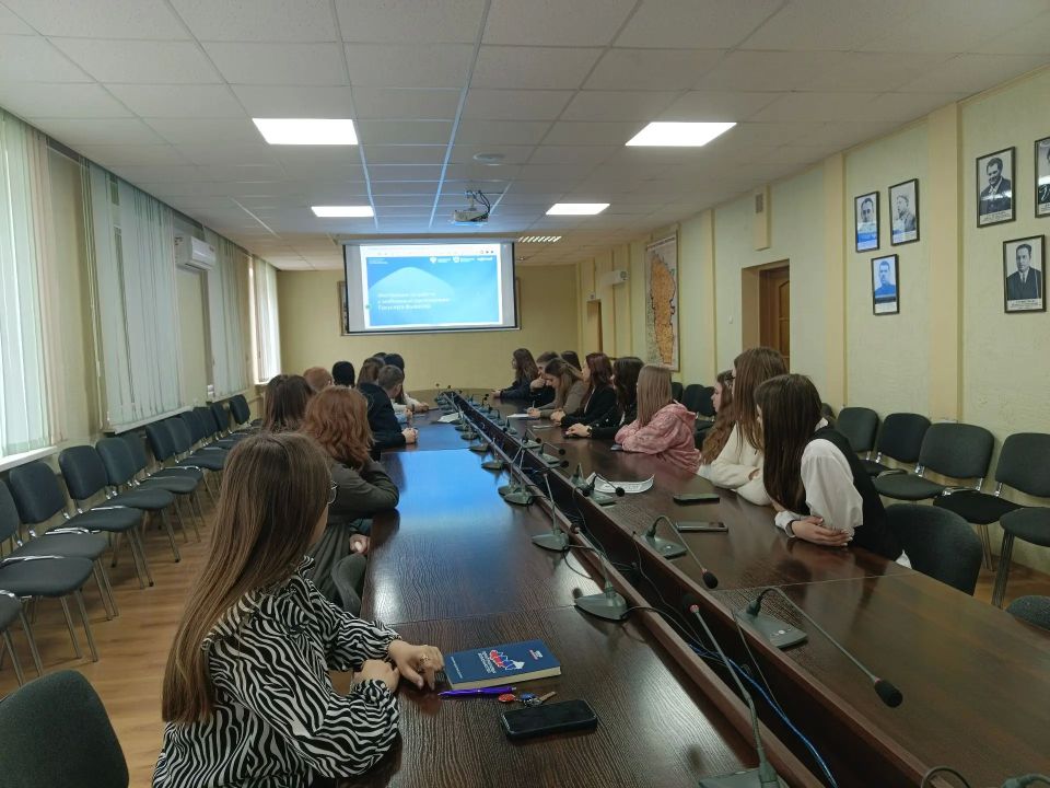 Сегодня в Ровеньках состоялась встреча с волонтёрами, посвящённая подготовке к Всероссийскому голосованию за объекты, которые будут благоустроены в 2027 году Сегодня в Ровеньках состоялась встреча с волонтёрами, посвящённая подготовке к Всероссийскому голосованию за объекты, которые будут благоустроены в 2027 году