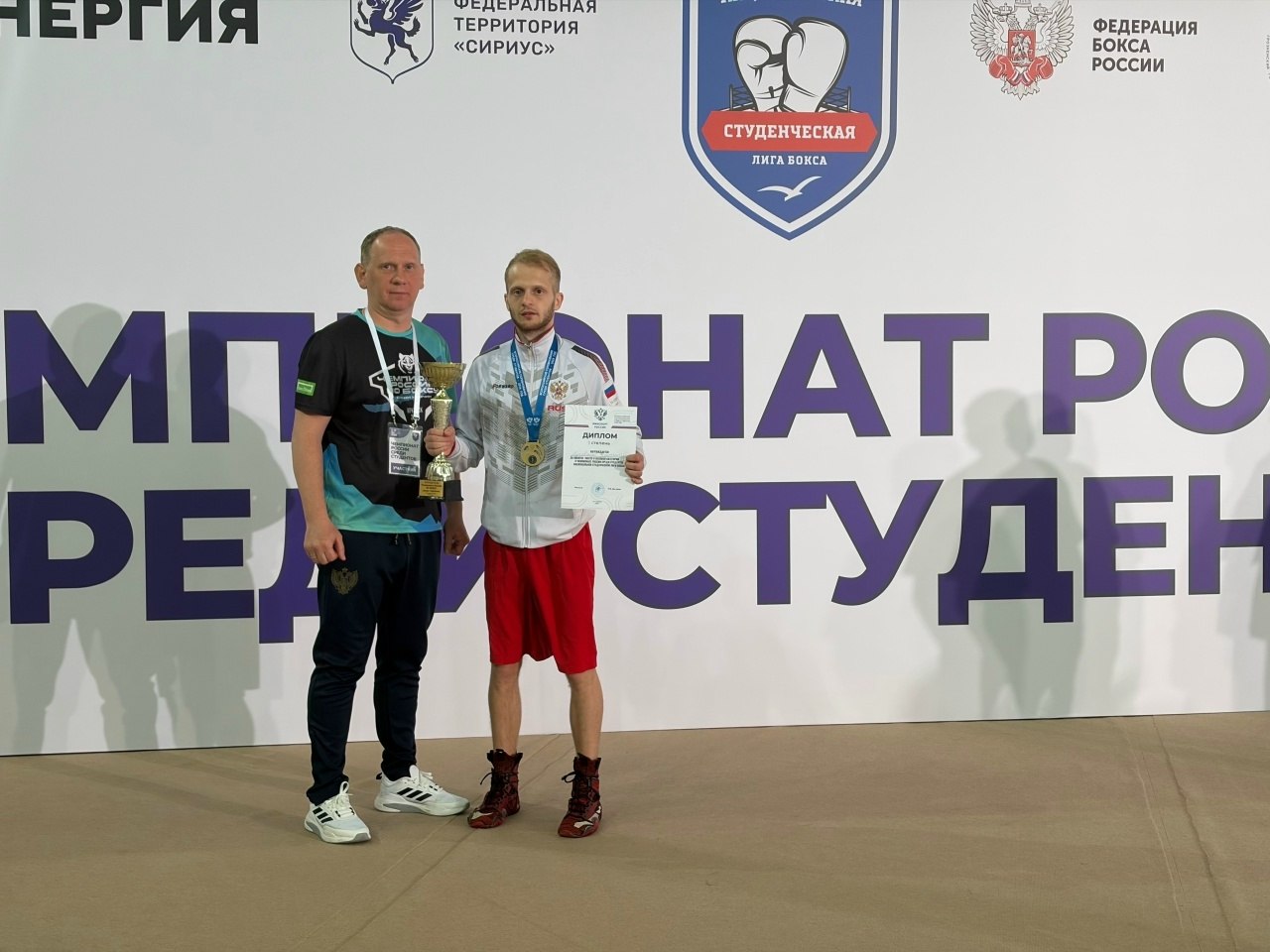 Боксер Республиканской Федерации бокса ЛНР Луговской Константин, студент ДонГТУ г. Алчевск, под руководством доцента, заведующего кафедрой физического воспитания, спорта и общей военной подготовки ДонГТУ Луговского... Боксер Республиканской Федерации бокса ЛНР Луговской Константин, студент ДонГТУ г. Алчевск, под руководством доцента, заведующего кафедрой физического воспитания, спорта и общей военной подготовки ДонГТУ Луговского...