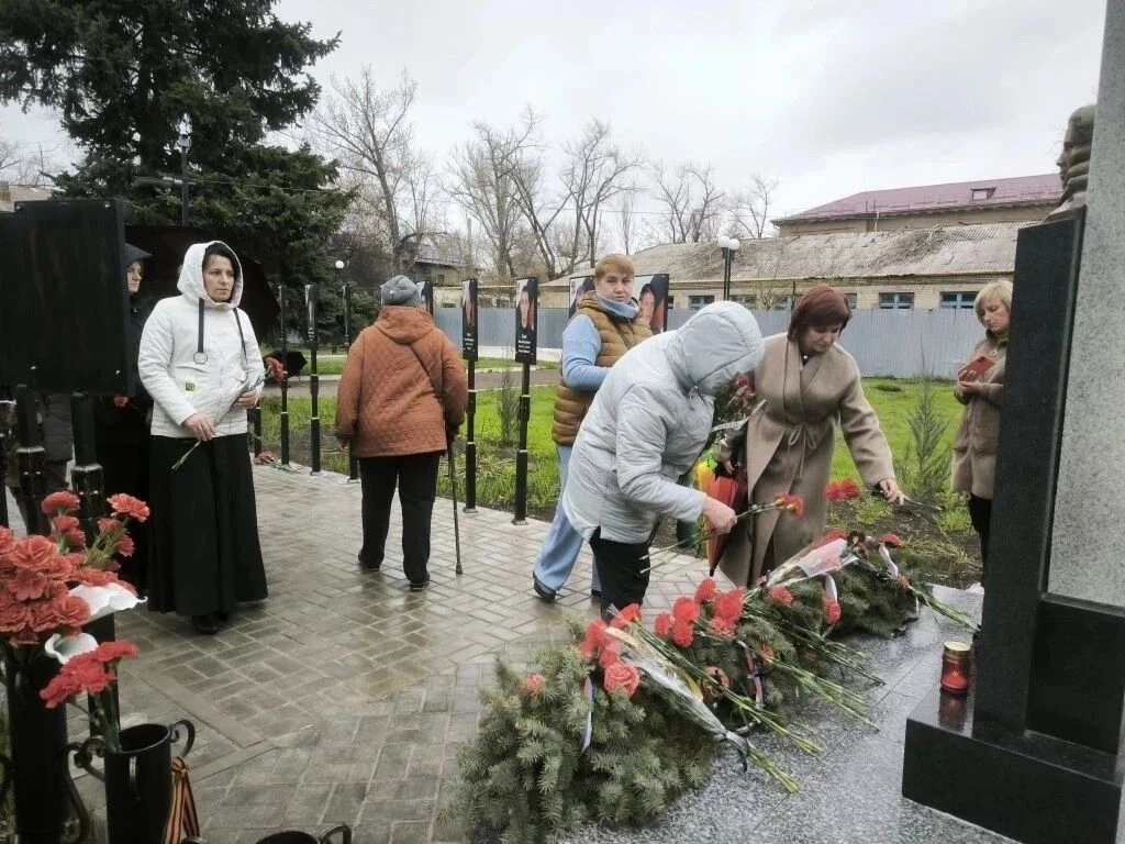Ко Дню памяти жертв украинской агрессии в посёлке городского типа Дубовский состоялся митинг «Не забудем! Не простим!» Ко Дню памяти жертв украинской агрессии в посёлке городского типа Дубовский состоялся митинг «Не забудем! Не простим!»