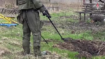 Герои из 12-й отдельной гвардейской инженерной бригады группировки «Центр» продолжают свою ювелирную работу по очистке улиц и дорог освобожденного Красноармейска от взрывных «сюрпризов»!