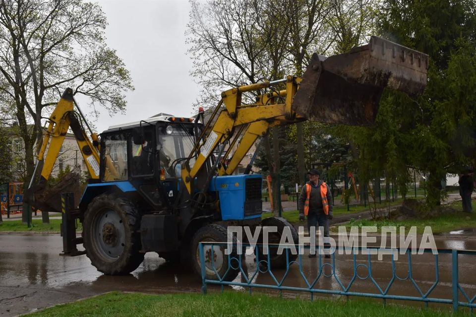 Коммунальная служба Белокуракино продолжает благоустраивать территорию округа Коммунальная служба Белокуракино продолжает благоустраивать территорию округа