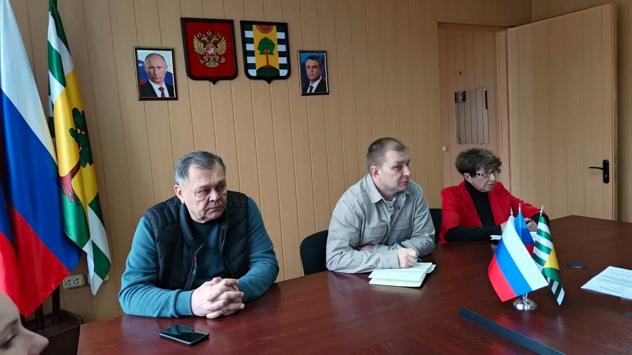 Евгений Шаталин: Вместе с первым заместителем Игорем Шмидтом провел совещание с руководителями структурных подразделений городской администрации города Рубежное