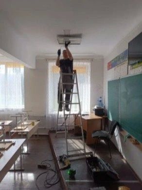 Электрики из Удмуртии установили новые светильники в Лутугинской средней школе №2 Электрики из Удмуртии установили новые светильники в Лутугинской средней школе №2