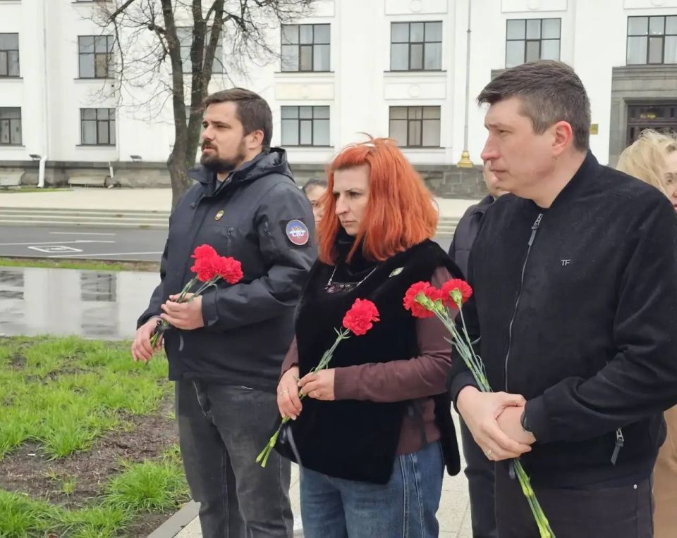 Сегодня в ЛНР чтят память жертв украинской агрессии Сегодня в ЛНР чтят память жертв украинской агрессии