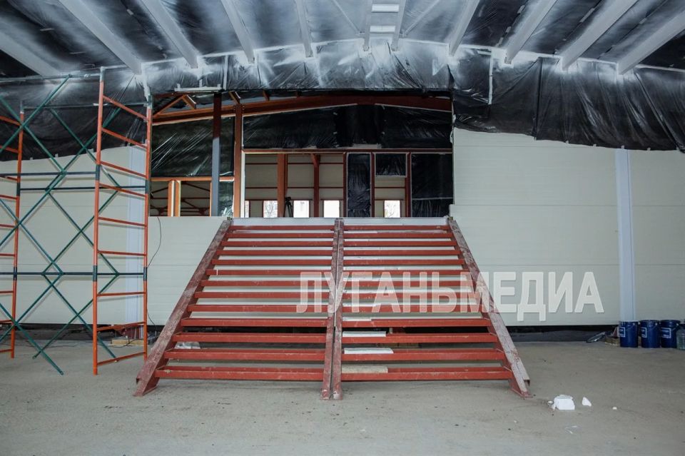 В Луганске продолжается строительство нового модульного бассейна В Луганске продолжается строительство нового модульного бассейна