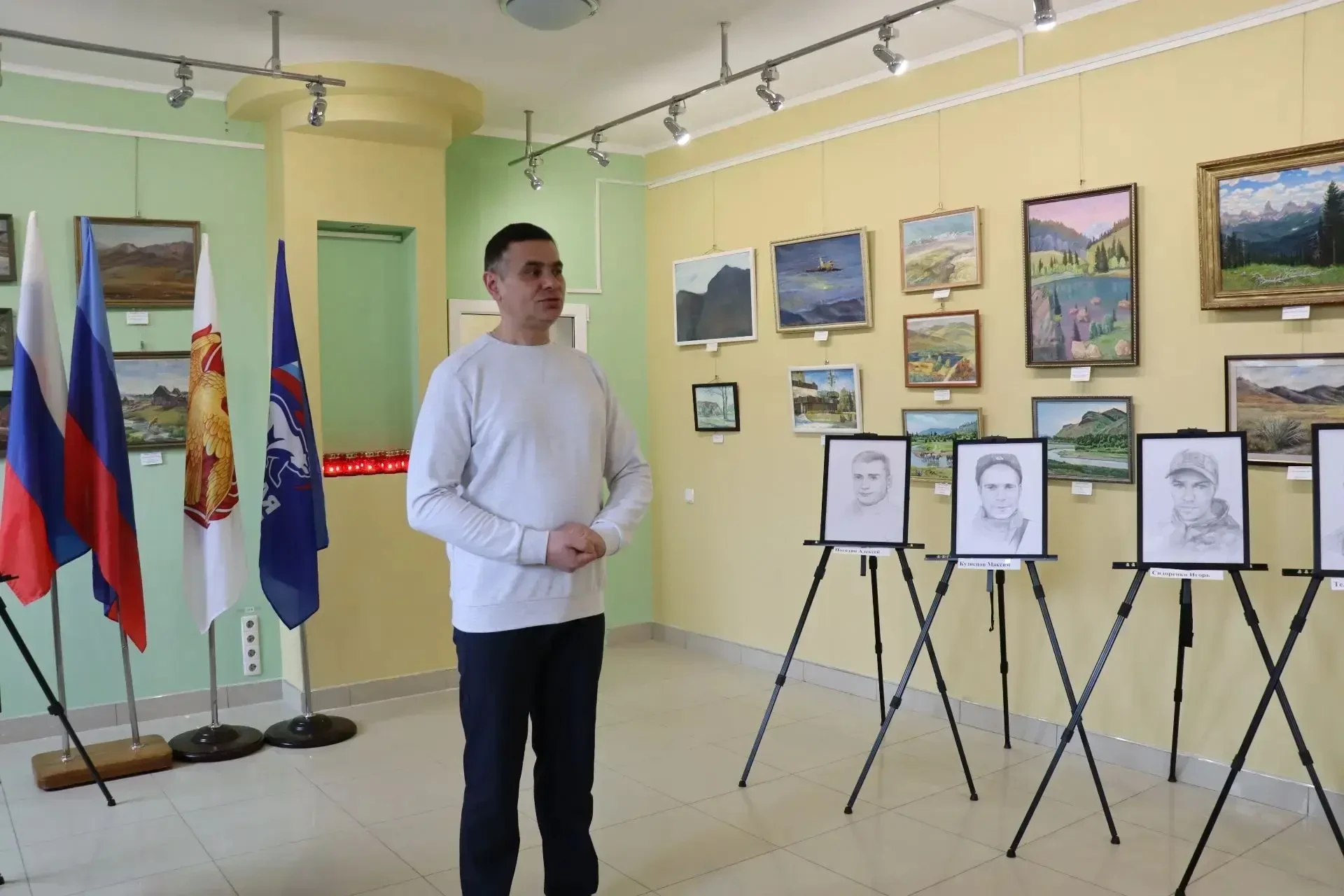 В Северодонецкой галерее искусств открылась выставка графических портретов «СВОИ ГЕРОИ» В Северодонецкой галерее искусств открылась выставка графических портретов «СВОИ ГЕРОИ»