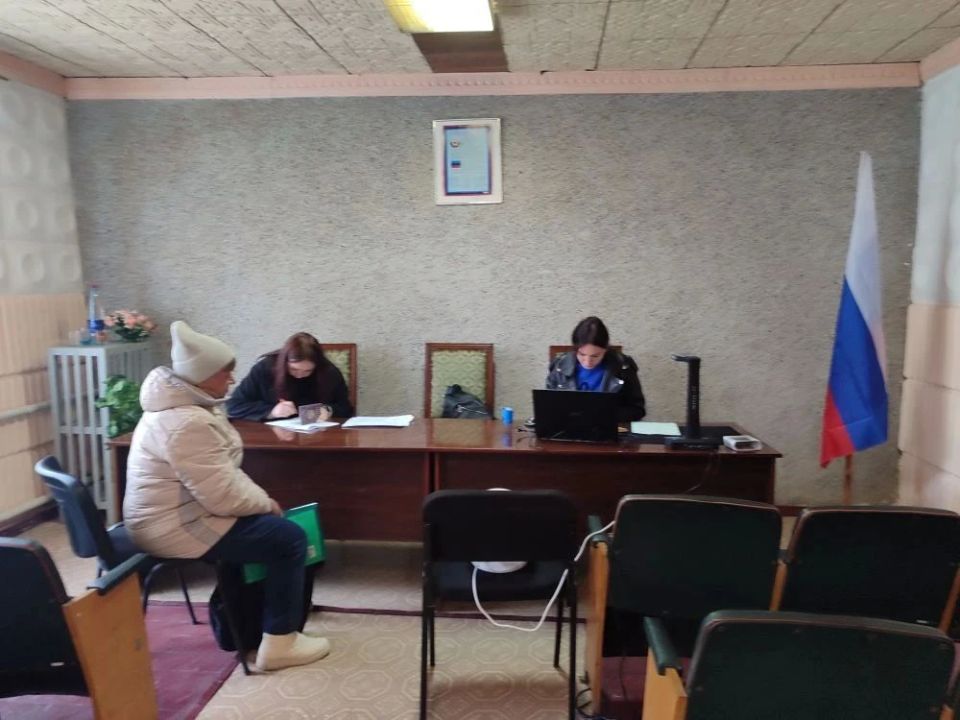 Сегодня состоялся выездной приём ППК «Роскадастр» г. Луганск в пгт. Запорожье городского округа города Красный Луч по ул. Карла Маркса, 6. Сотрудниками ППК «Роскадастр» было принято и сформировано 15 дел по вопросам... Сегодня состоялся выездной приём ППК «Роскадастр» г. Луганск в пгт. Запорожье городского округа города Красный Луч по ул. Карла Маркса, 6. Сотрудниками ППК «Роскадастр» было принято и сформировано 15 дел по вопросам...