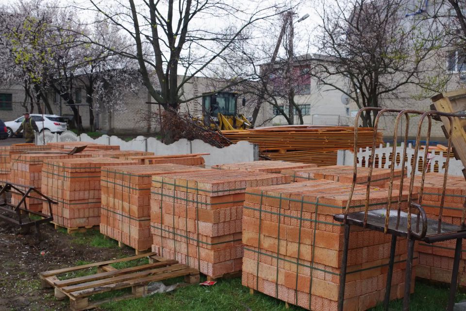 Глава Славяносербского муниципального округа, член политсовета местного отделения партии «Единая Россия» Сергей Крамаренко и секретарь Славяносербского местного отделения партии «Единая Россия», депутат Народного Совета ЛНР... Глава Славяносербского муниципального округа, член политсовета местного отделения партии «Единая Россия» Сергей Крамаренко и секретарь Славяносербского местного отделения партии «Единая Россия», депутат Народного Совета ЛНР...