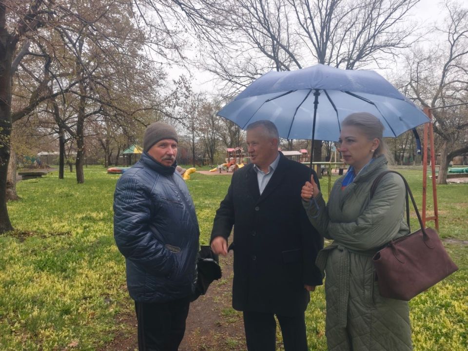 В поселке Краснодон по Народной программе «Единой России» обновляют парк культуры и отдыха В поселке Краснодон по Народной программе «Единой России» обновляют парк культуры и отдыха