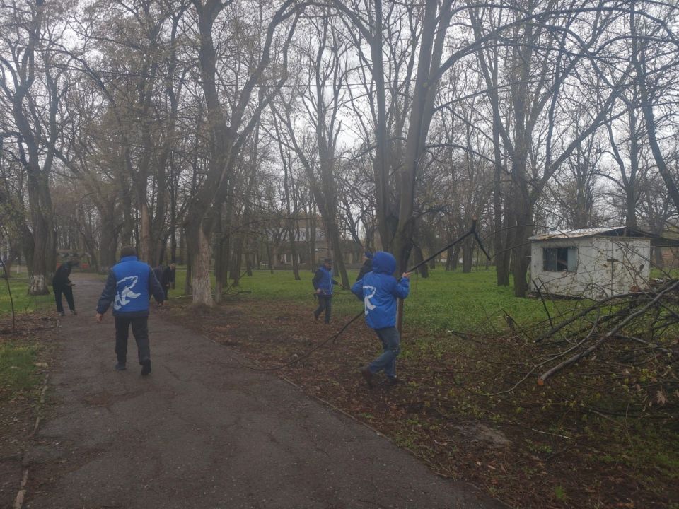 В поселке Краснодон по Народной программе «Единой России» обновляют парк культуры и отдыха В поселке Краснодон по Народной программе «Единой России» обновляют парк культуры и отдыха